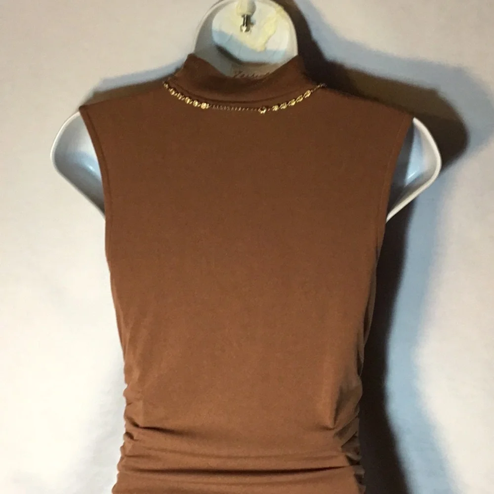 She In - Picture 4 of 4